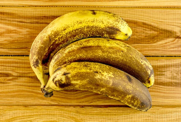 Entero sin pelar sobre la fruta madura del plátano — Foto de Stock