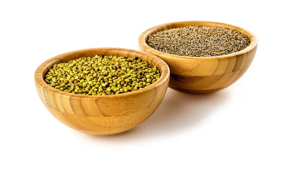 Whole coriander pods with cumin in earthy bowls — Stock Photo, Image