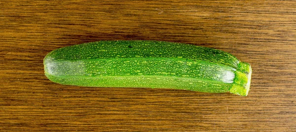 Spräckligt gröna baby zucchini på trä — Stockfoto