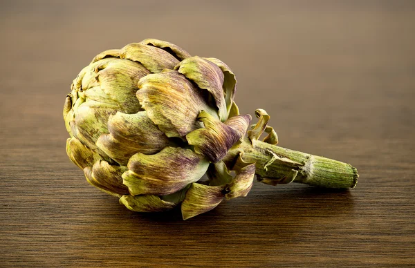 Macro van artisjok bloem met paarse en groene schutbladeren — Stockfoto