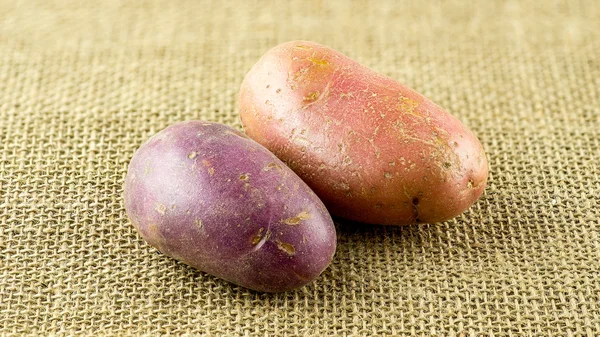 Macro de papas crudas de piel morada y roja con alto contenido de carbohidratos —  Fotos de Stock