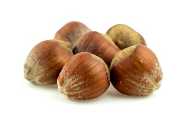 Beyaz zemin üzerine lezzetli besleyici fındık