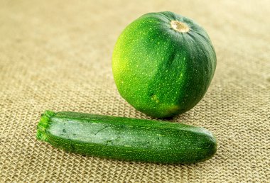 Mini kabak ve yuvarlak sarımsı yeşil kabak gem