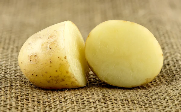 Makro aus rohen weißen Kartoffeln mit halbierter Schale — Stockfoto