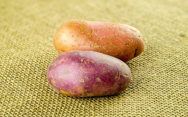 Patatas crudas moradas y rosadas —  Fotos de Stock