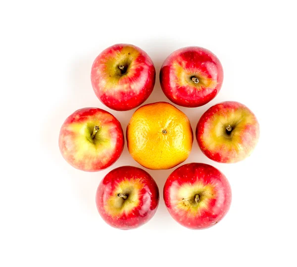 Manzanas que rodean una naranja dispuestas en forma de flor circular — Foto de Stock