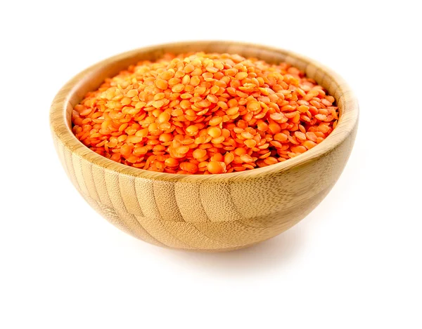Tigela de lentilhas vermelhas nutritivas estúdio isolado — Fotografia de Stock