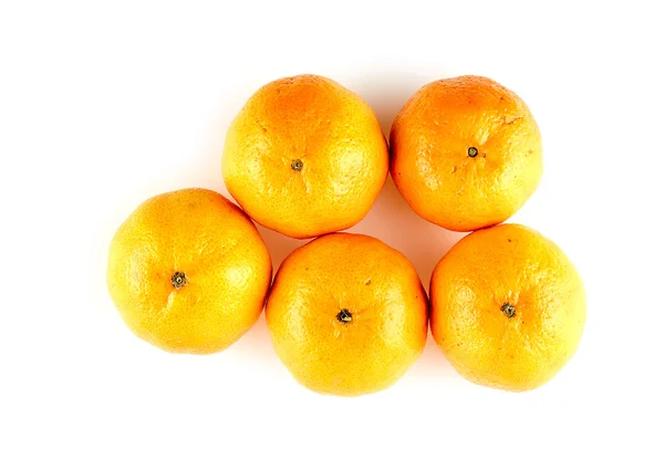 Cinco laranjas inteiras suculentas isoladas em branco — Fotografia de Stock