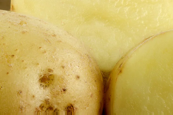 Extreme closeup of potatoes showing flesh and potato skin — Stock Photo, Image