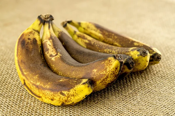 Alltför mogna bananer med bryning hud Stockbild