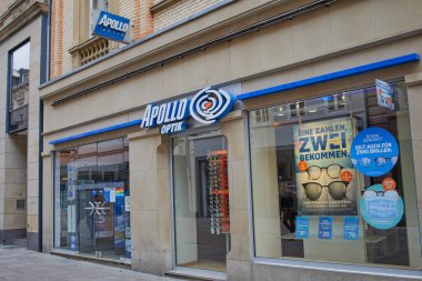 Wiesbaden, Almanya - 18 Ekim 2020: Wiesbaden 'deki Apollo-Optik mağazası. Apollo-Optik, perakende göz giyimine odaklanan bir Alman gözlükçü firması..
