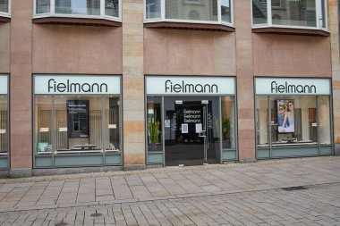 Wiesbaden, Almanya - 18 Ekim 2020: Wiesbaden şehrindeki Fielmann mağazası. Fielmann Avrupa 'daki en büyük optik zincirdir..