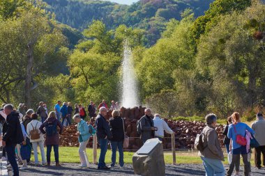 Almanya 'nın Andernach kentindeki soğuk su gayzerinin önündeki insanlar