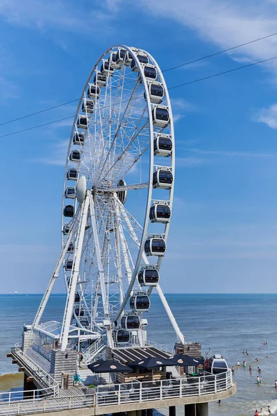 Hollanda 'nın ünlü Scheveningen plajında dönme dolap.