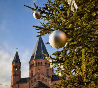 Mainz, Almanya 'daki St. Martins katedralinin önündeki Noel ağacı
