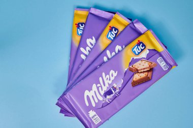 Milka çikolataları mavi arka planda farklı şekillerde