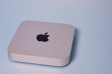 Apple Mac Mini 2020 mavi arka planda