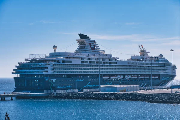 Nave da crociera Tui nel porto vicino Playa Blanca, Lanzarote, Spagna — Foto Stock