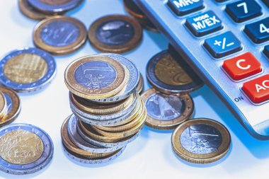 hesap makinesi ve Euro paraları