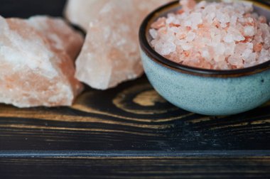 Fotokopi alanı olan seramik bir kasede pembe tuz