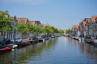 Alkmaar, Hollanda - 12 Ağustos 2020: Hollanda 'nın Alkmaar kentinin ortasında geniş kanalda uzanan tekneler