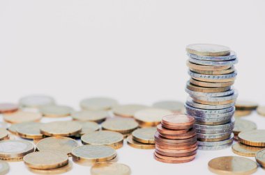 Kopya alanı ile beyaz arka plana istiflenmiş Euro sikkeleri