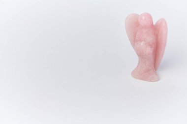 Beyaz arkaplanda kopyalanmış gül kuvars meleği