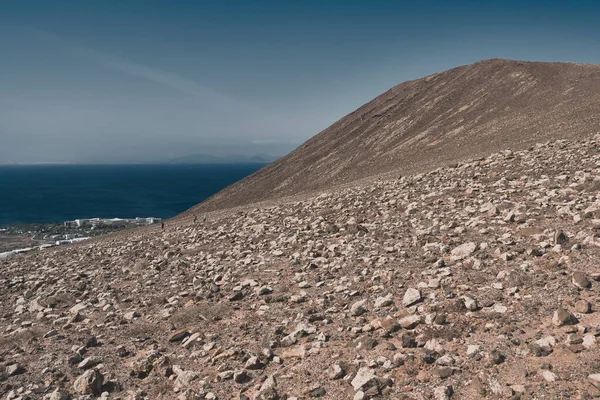 Na montanha vermelha de Playa Blanca, Lanzarote, Espanha — Fotografia de Stock