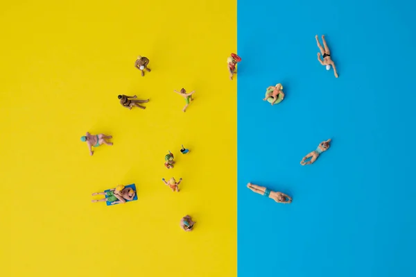 Miniaturní Lidé Žlutý Modrý Papír Jako Symbol Pro Pláž Moře — Stock fotografie