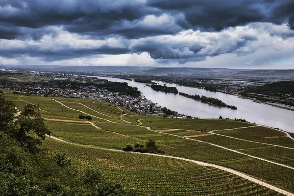 Awan petir di atas Ruedesheim, sebuah desa kecil di Sungai Rhine di Jerman — Stok Foto