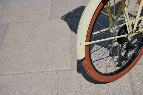 Εμπρός Τροχός Ποδηλάτου Κίτρινο Vintage Στυλ Στην Άσφαλτο — Φωτογραφία Αρχείου