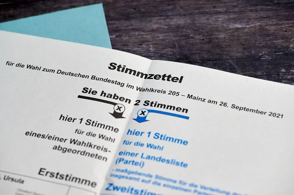 Stimmzettel für die Bundestagswahl im September 2021 — Stockfoto