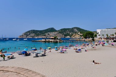 Mar Kampı, Mallorca, İspanya - 18 Ağustos 2021: Mar Kampı, Mallorca 'da güneşlenen insanlarla dolu plaj