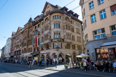 Basel, İsviçre - 02 Eylül 2025: İnsanlar Basels 'in canlı caddelerindeki kafelerde ve dükkanlarda toplandılar.