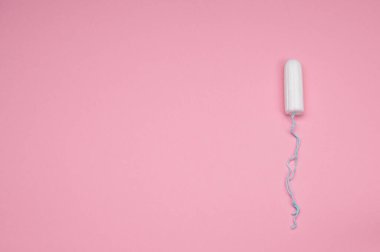 Pembe, pürüzsüz bir zeminde ipli temiz tampon dinleniyor..