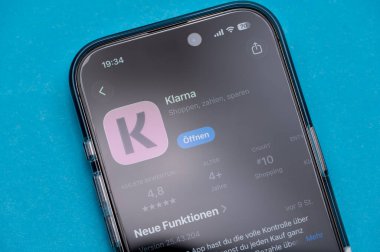 Mainz, Almanya - 27 Ekim 2025: Klarna özelliklerini bir telefon ekranında gösteren uygulama arayüzü