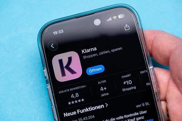 Mainz, Almanya - 27 Ekim 2025: Klarna özelliklerini bir telefon ekranında gösteren uygulama arayüzü
