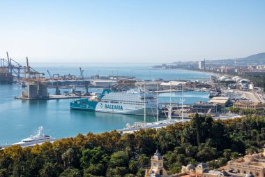 Malaga, İspanya - 12 Kasım 2025 Balearia feribotu güneşli bir günde Malaga limanına demir attı.