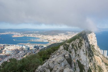 Cebelitarık, İngiliz Denizaşırı Toprakları - 11 Kasım 2025: Cebelitarık Kayası bulutlarla örtülmüş, şehre ve suya bakan.