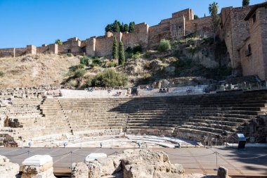 Malaga, İspanya - 12 Kasım 2025: Ziyaretçiler İspanya 'nın Malaga kentindeki antik Roma tiyatro kalıntılarını keşfediyorlar.