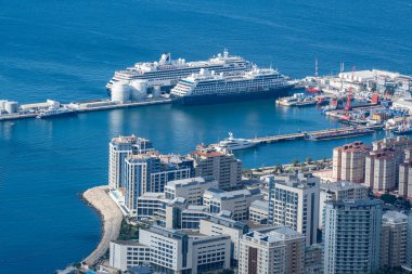 Cebelitarık, İngiliz Denizaşırı Toprakları, 11 Kasım 2025: Gibraltars limanında demirli büyük bir yolcu gemisi