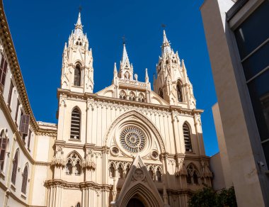 Malaga, İspanya - 12 Kasım 2025 İglesia del Sagrado Corazon 'un çarpıcı yüzü parlıyor.