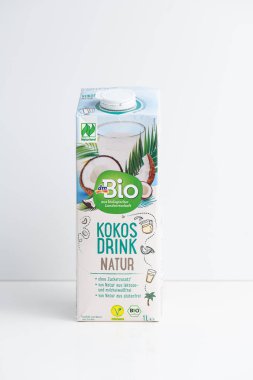 Mainz, Almanya - 22 Kasım 2025: DM Bio Coconut içecek karton beyaz arka plan