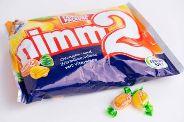 Mainz, Almanya - 22 Kasım 2025: Storck şirketinin parlak turuncu ve limon şekeri paketi.