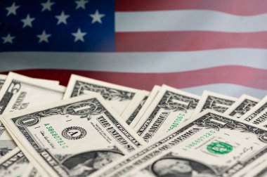 Banknotlar Amerikan bayrağının yanındaki masaya yayıldı..