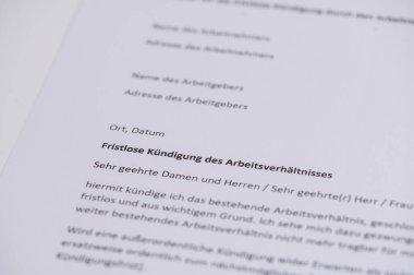 Almanca 'da bir iş ilişkisinin çabucak sona ermesi için resmi harf şablonu