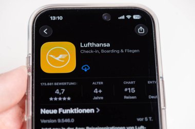 Mainz, Almanya - 21 Kasım 2025: Kullanıcı seyahat hizmetleri için Lufthansa uygulaması ile etkileşim kuruyor.