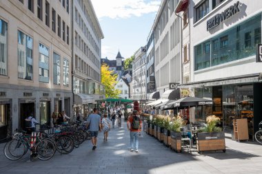 Basel, İsviçre - 02 Eylül 2025: İnsanlar Streitgasse boyunca yürür, dükkanların ve kafelerin keyfini çıkarırlar.