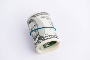 Mavi bantlı bir rulo para beyaz bir yüzeye bağlı..