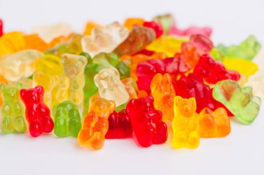 Düz bir yüzeye yayılmış çeşitli renklerde jelibon ayılar..